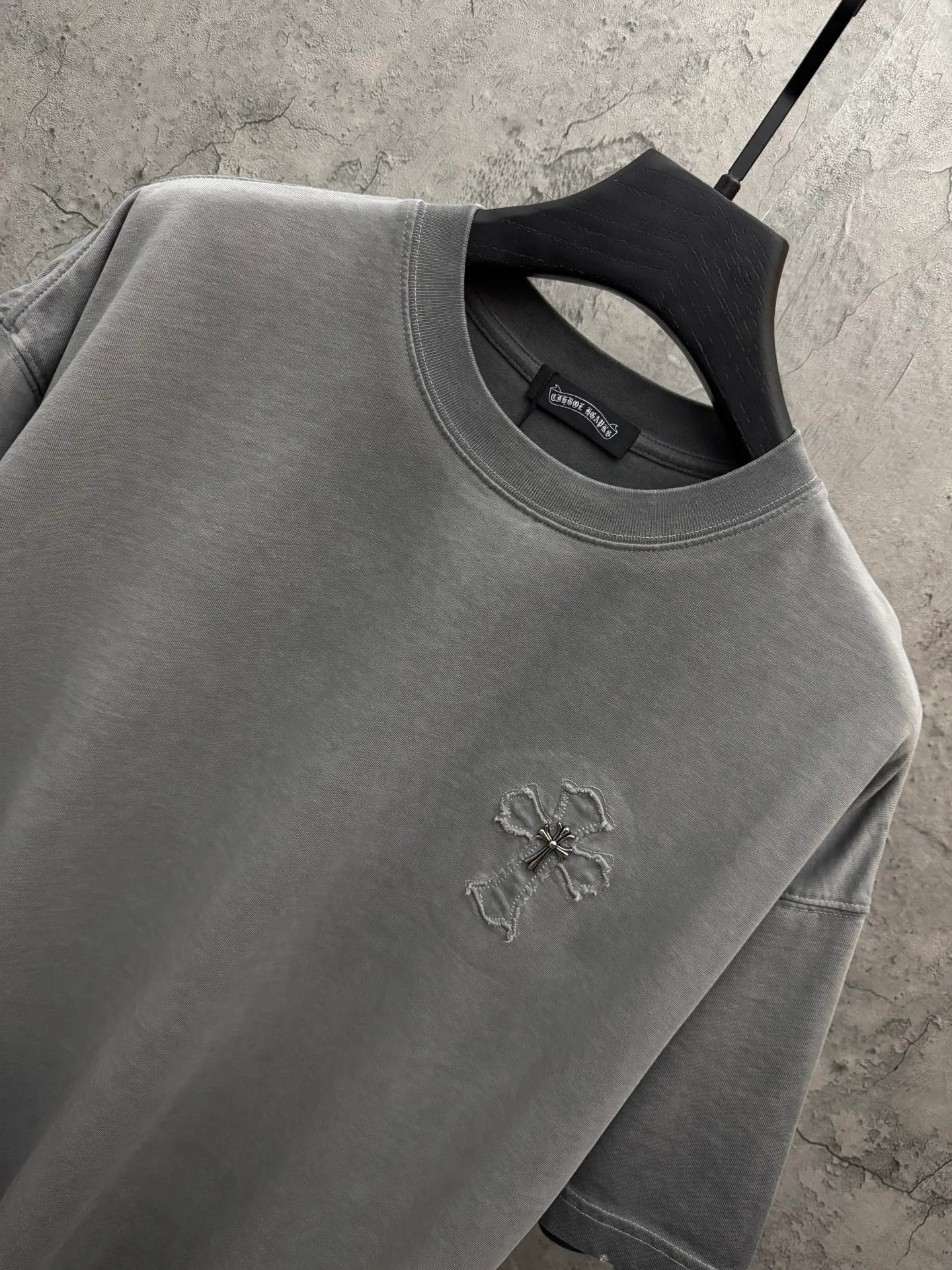 P200 top version, real shot without P, ​​different from market currency) 𝗖𝗵𝗿𝗼𝗺𝗲 𝗛𝗲𝗮𝗿𝘁𝘀/Croxin 2026 spring new original single counter American laser burnt patch embroidered couple short sleeves 👑The highest version! Customized fabric 330g, washed and fried. Best-selling model at the counter. Very comfortable to wear. Accessories: Original molded and authenticated collar label➕100% silk wash label. Genuine purchase-grade original hangtag➕matching hanging rope➕3D hanging beads➕original packaging bag. Craftsmanship: The original version has consistent wiring! The highest version of the armhole matching technique! Color: Khaki Black Rose Red Light Blue Purple Size: S M L XL Style Number: 26-2002
